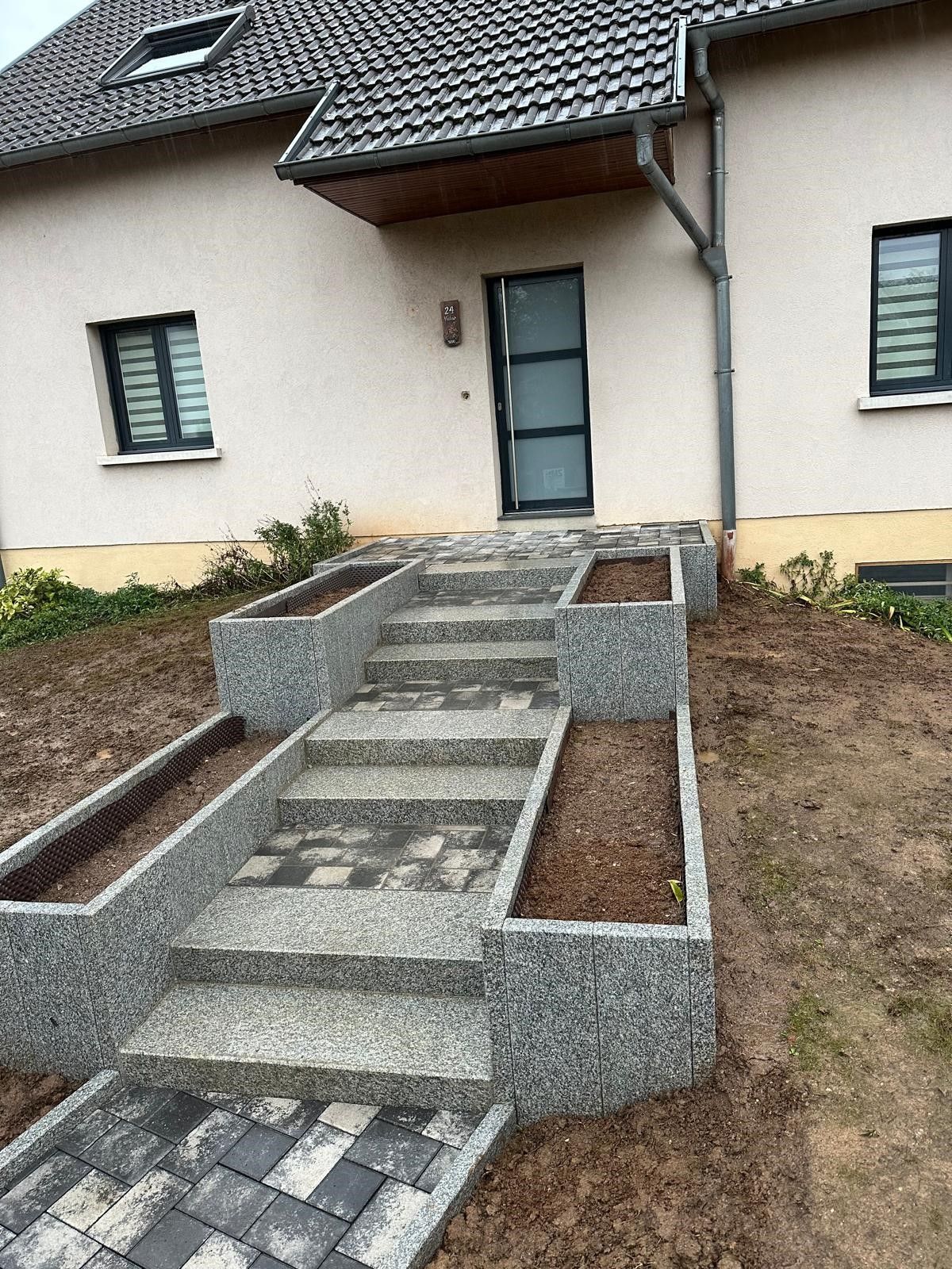 Escalier granit et pavage avec jardinière granit après travaux