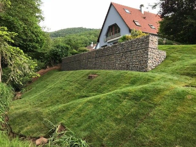 Mur de soutènement en gabions et gazon en plaques après travaux