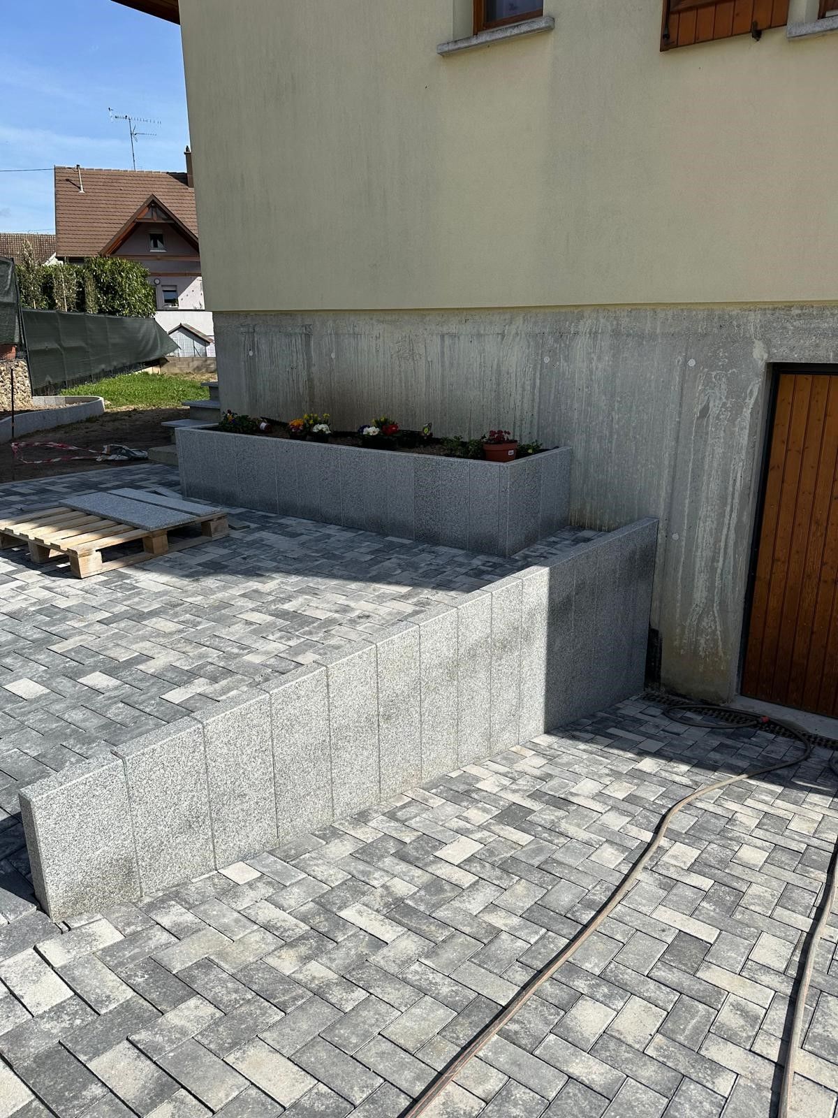 Pavage avec palissade et jardinière en granit