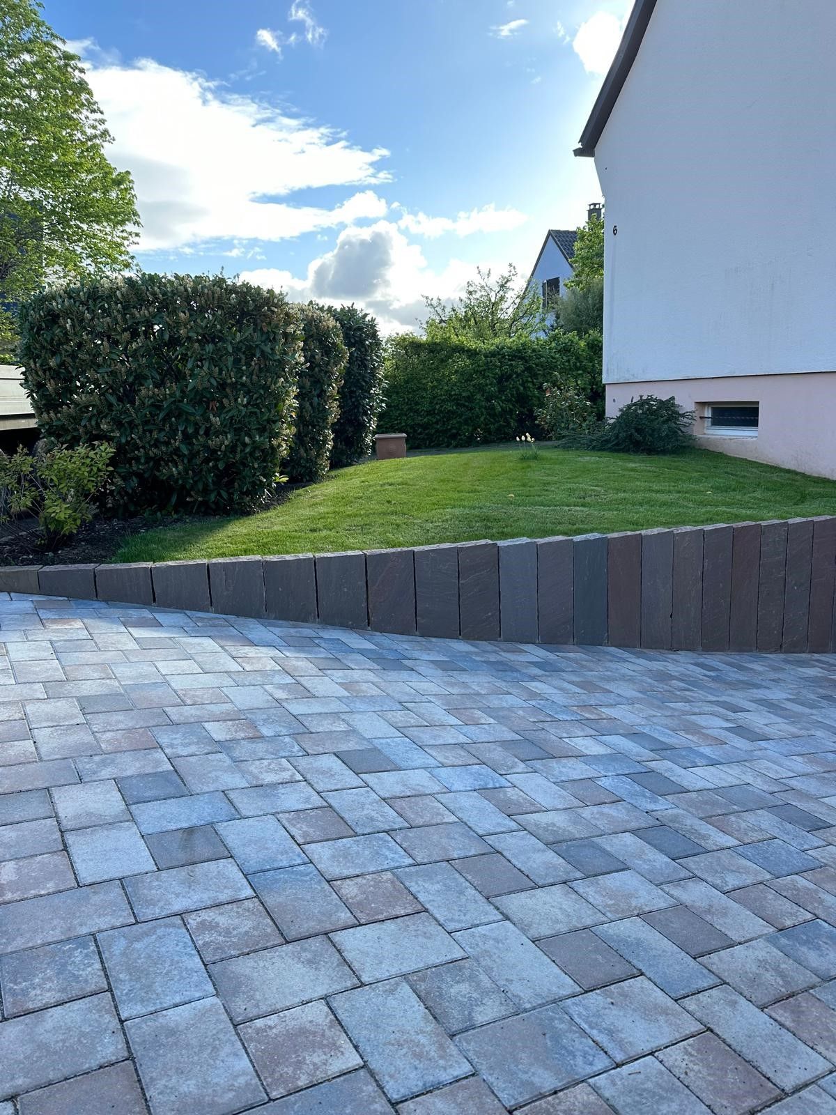 Pavage et palissade en grès