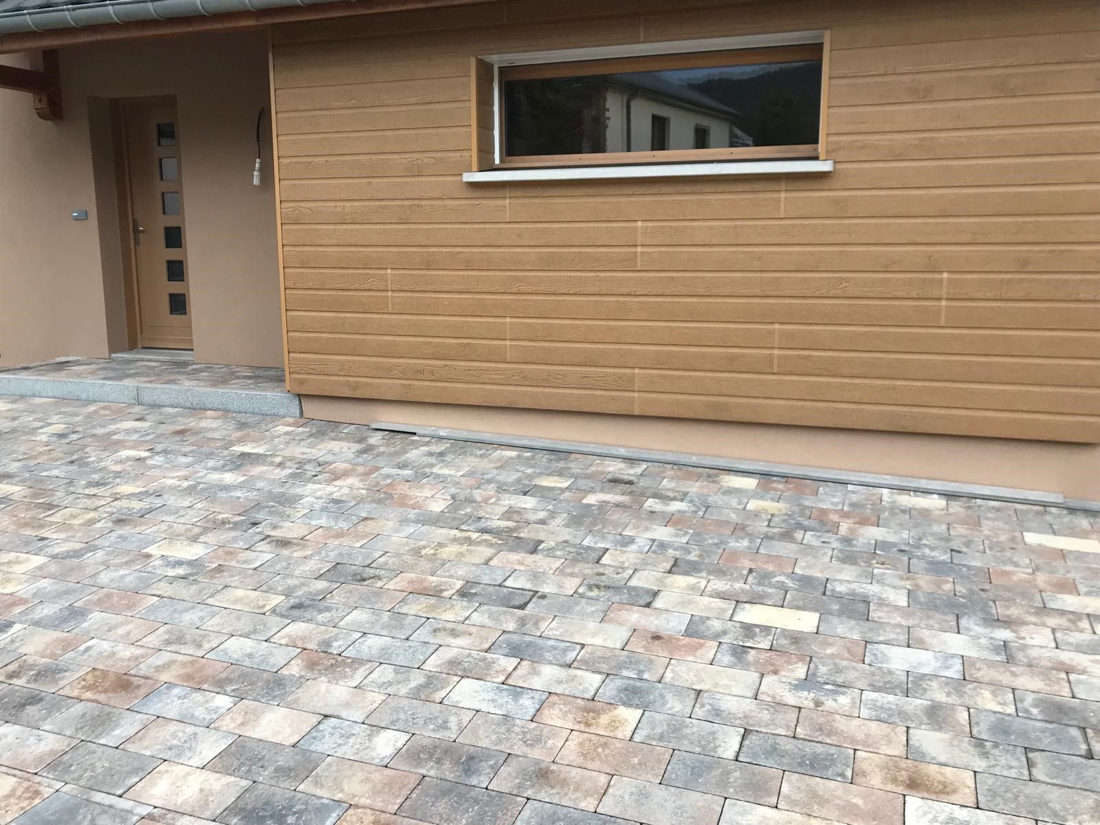 Pavage sur le devant d'une maison