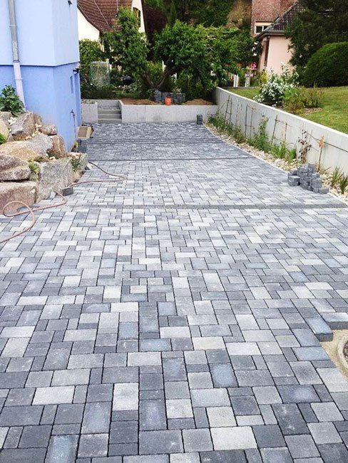 Allée privée avec dallage gris pour passage de véhicules motorisés