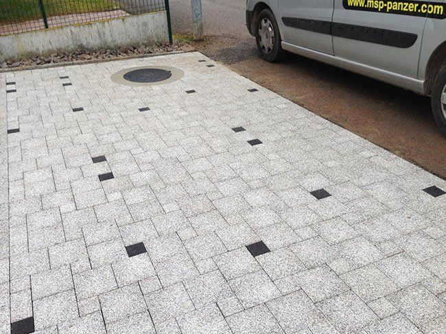 Pavage allée de garage gris et noir