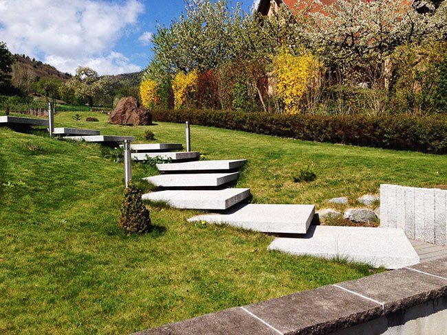 Dalles escaliers dans jardin