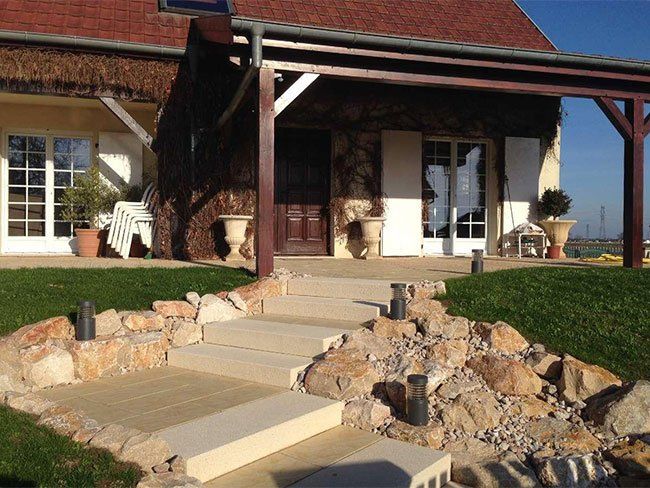 Allée pavée avec des marches