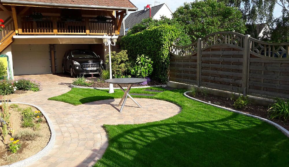 Allée pavée et gazon