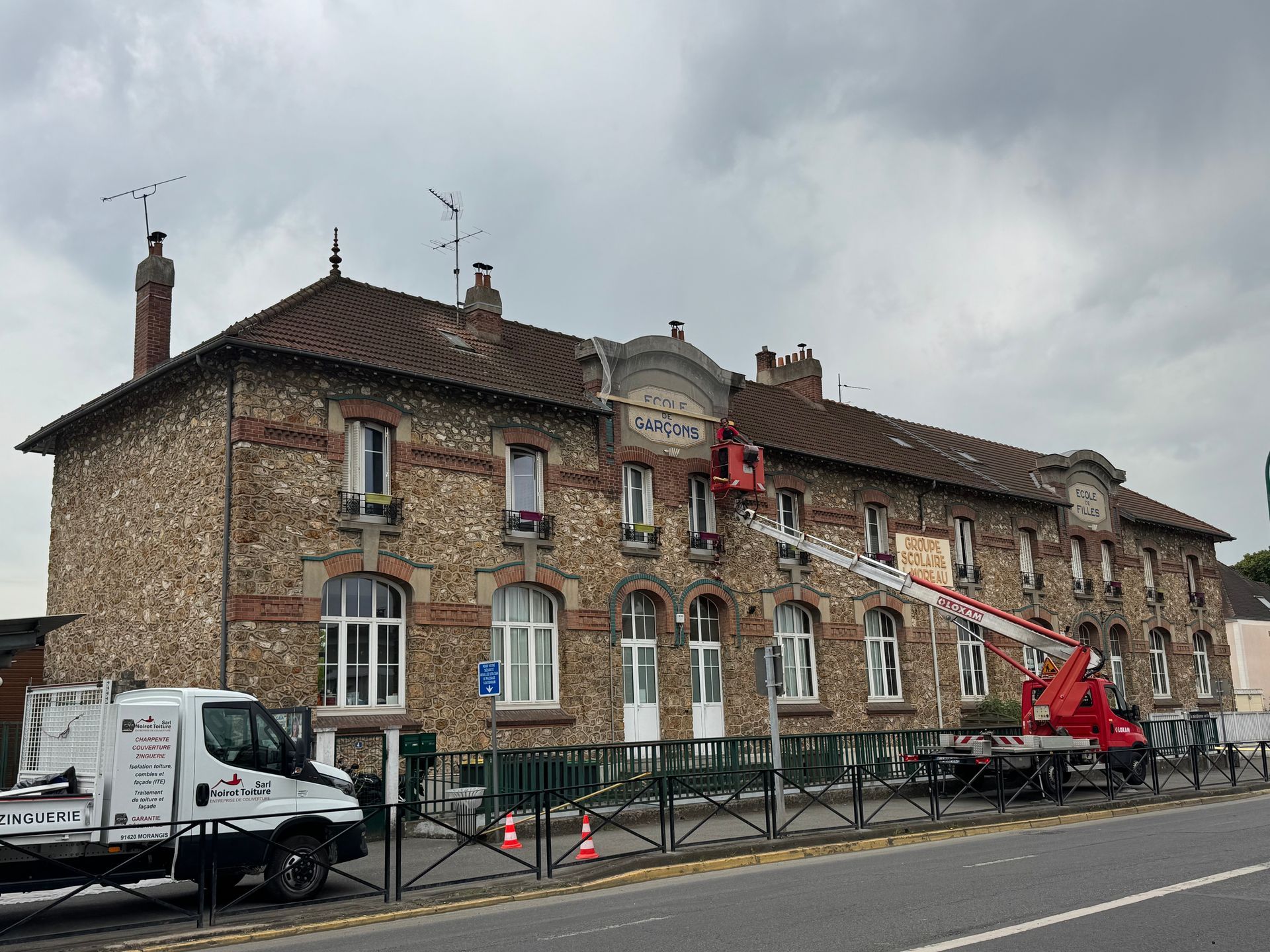 Sécurisation d'une monture en béton fragilisée dans une école ! Grâce à notre expertise, nous avons installé un filet protecteur avec précision et sécurité. #Sécurité #École #Bâtiment #Expertise #Nacelle #Couvreur #Construction #Innovation