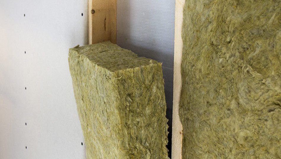 Pose de panneaux d'isolation de type laine de verre par l'entreprise Noirot Toiture