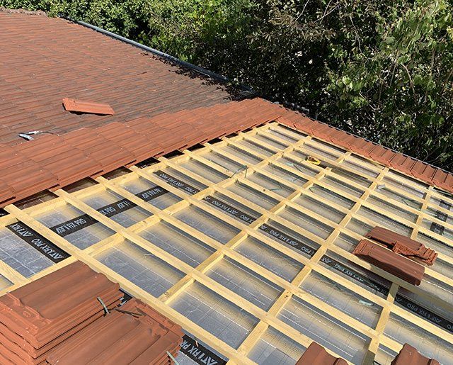 Pose de tuiles rouges emboitées