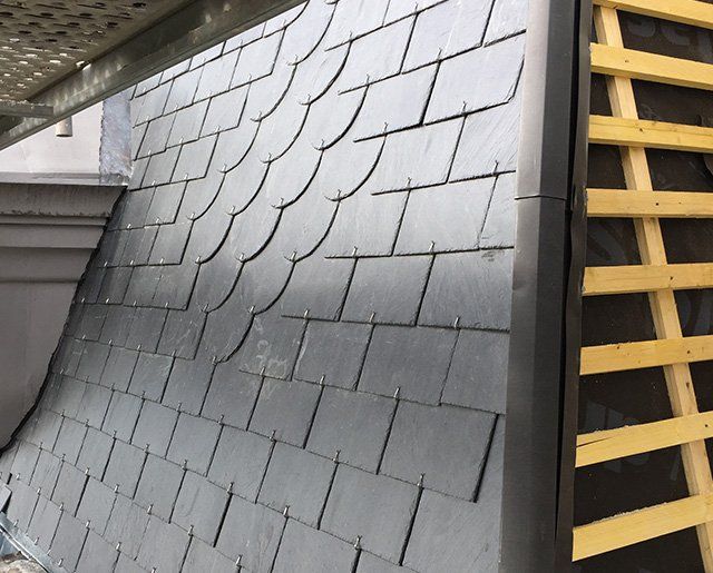 Pose de tuiles en ardoise