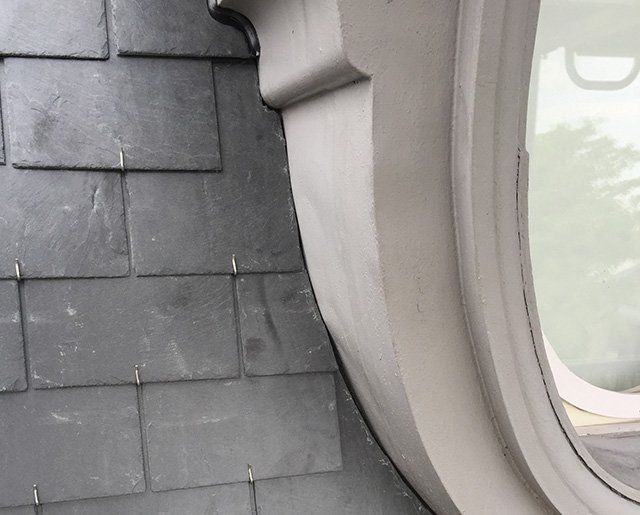 Détails d'une couverture de toiture en ardoise