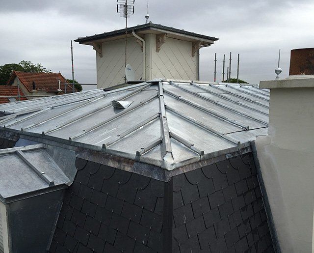 Toiture en zinc réalisée par la société de couverture Noirot Toiture