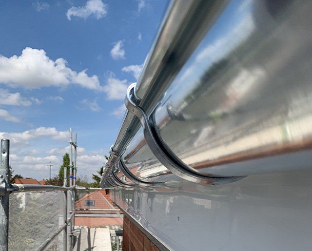 Travaux de zinguerie et pose de chénaux effectuée par l'entreprise de couverture Noirot Toiture