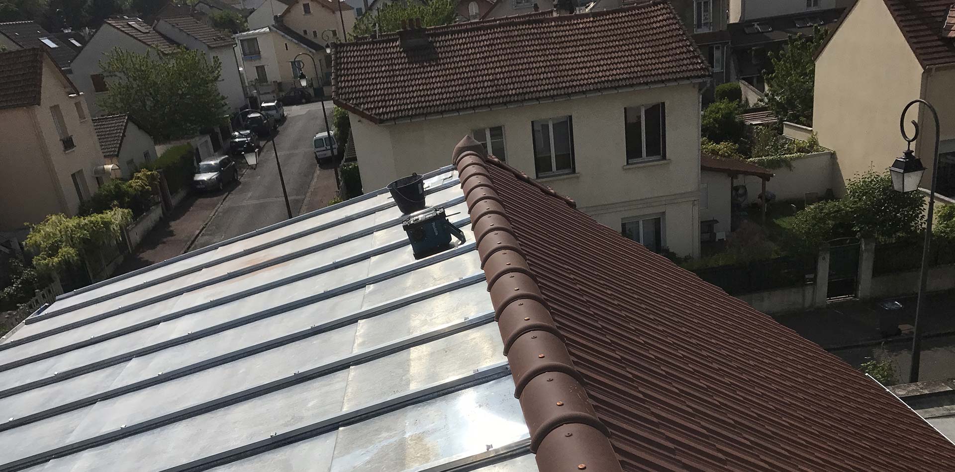 Toiture de maison en cours de couverture par la société Noirot Toiture, entreprise de couverture