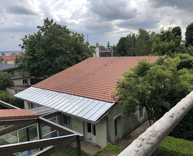 Toiture de maison avec des tuiles de couleur rouge brique