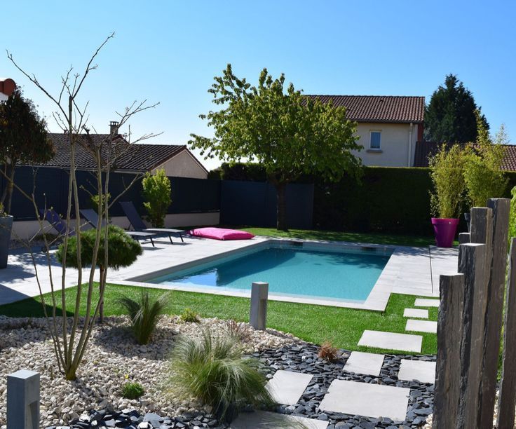 Piscine avec massif de fleurs