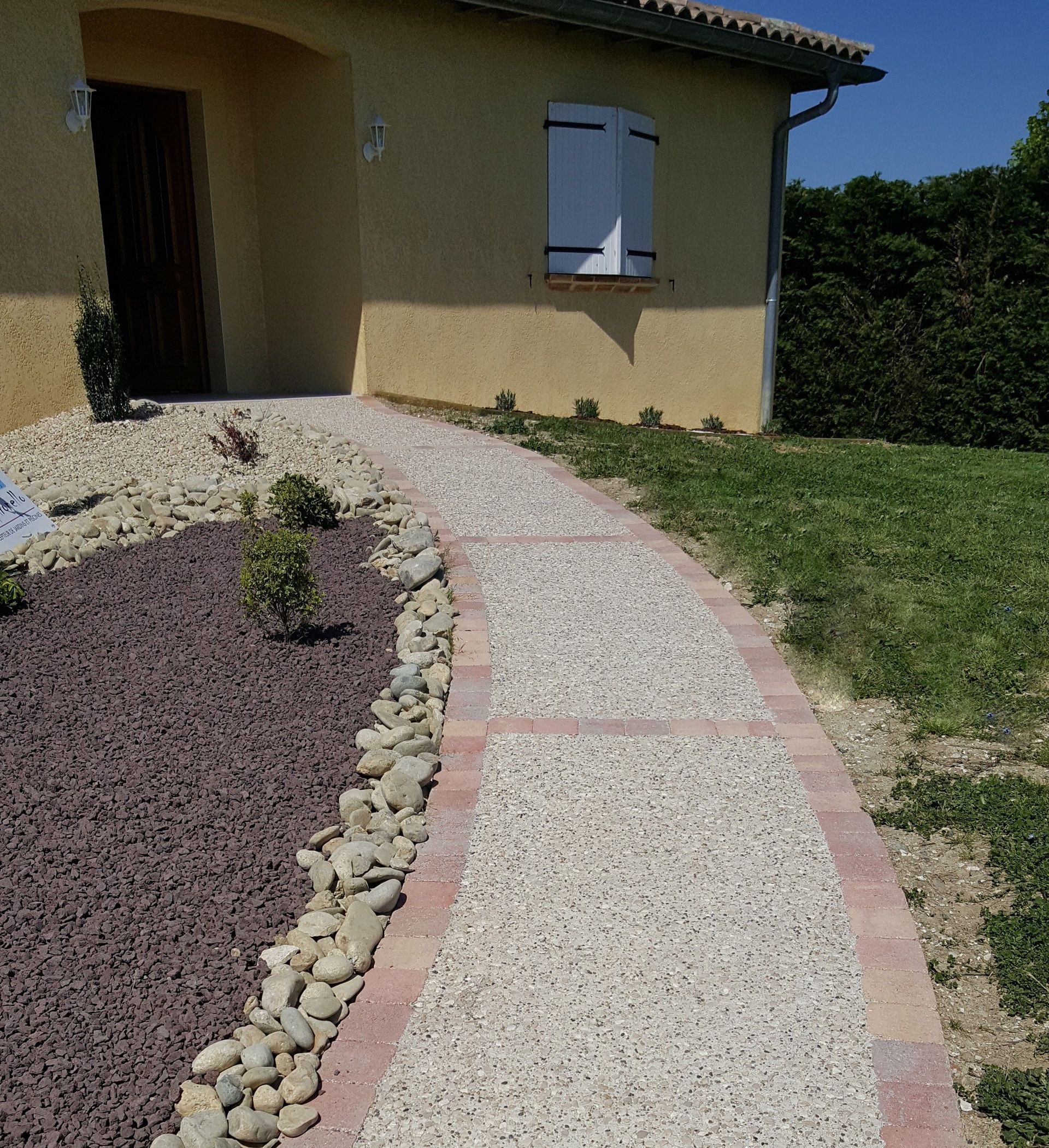 Cours avec aménagement paysager