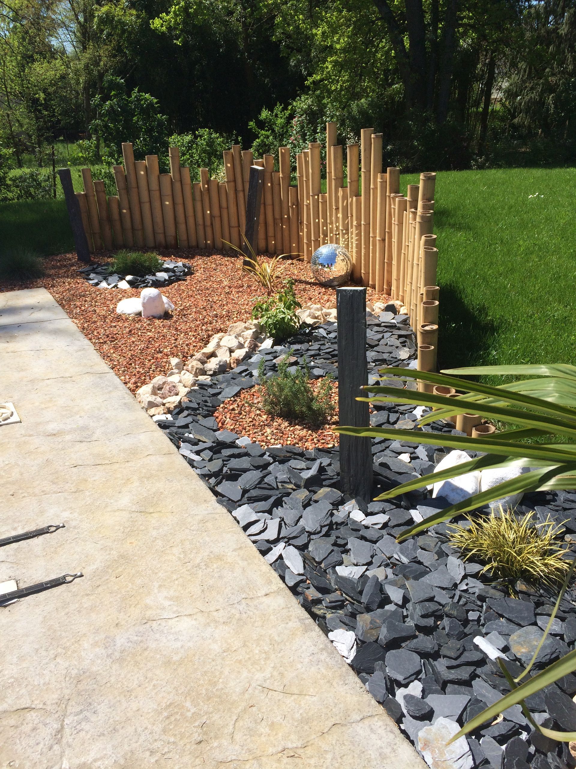 Aménagement paysager avec cailloux