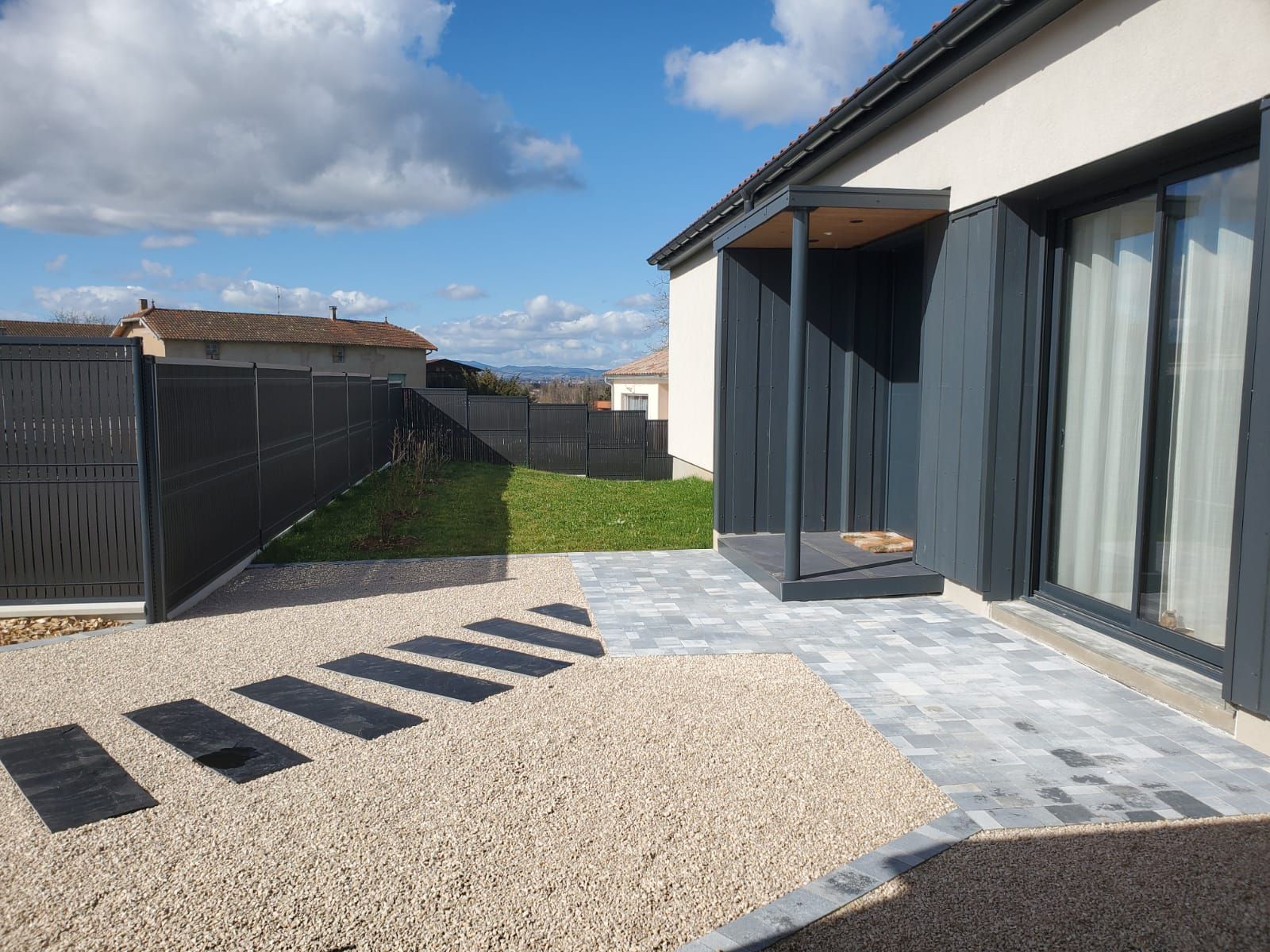 Allée de jardin avec gravier