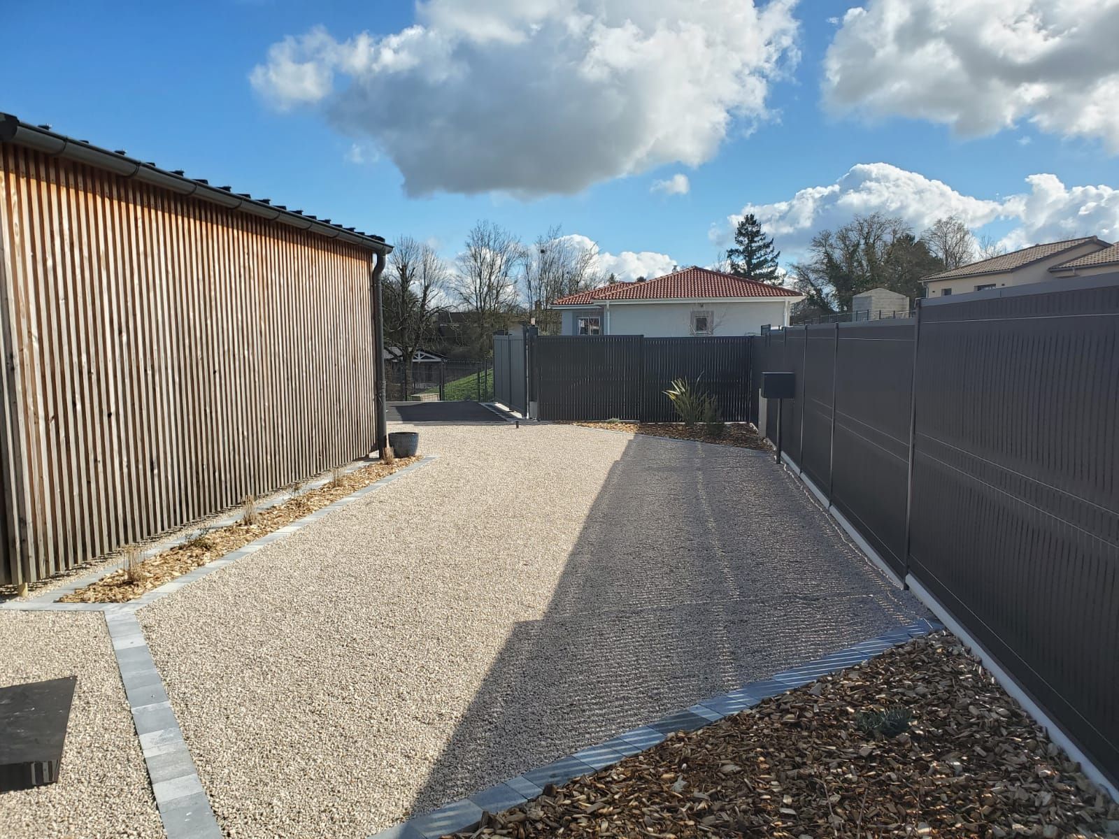 Cours entourée de clôtures