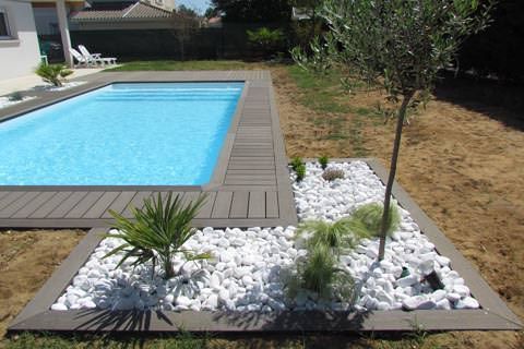 Abord de piscine foncé
