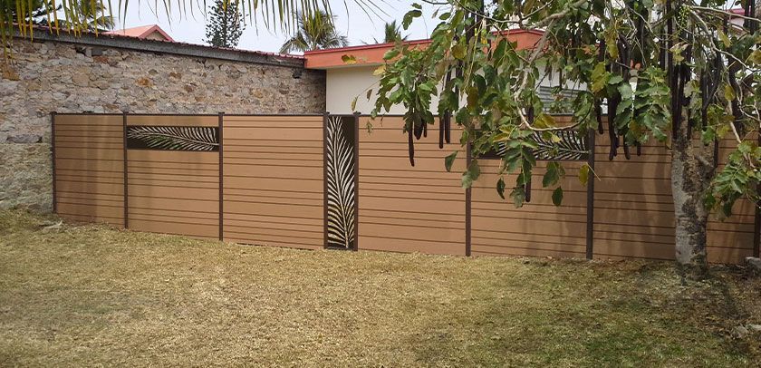 Clôture en bois avec jardin
