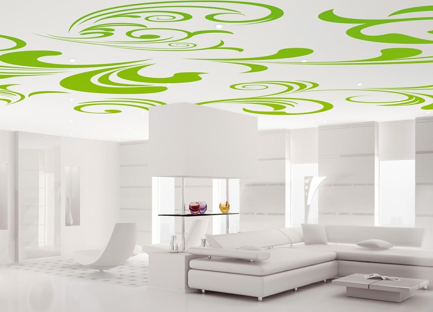 Salon blanc moderne avec un design de plafond floral vert.