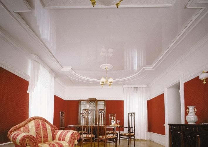 Plafond en plaques de plâtre de formes géométriques variées, joints visibles sur les surfaces.