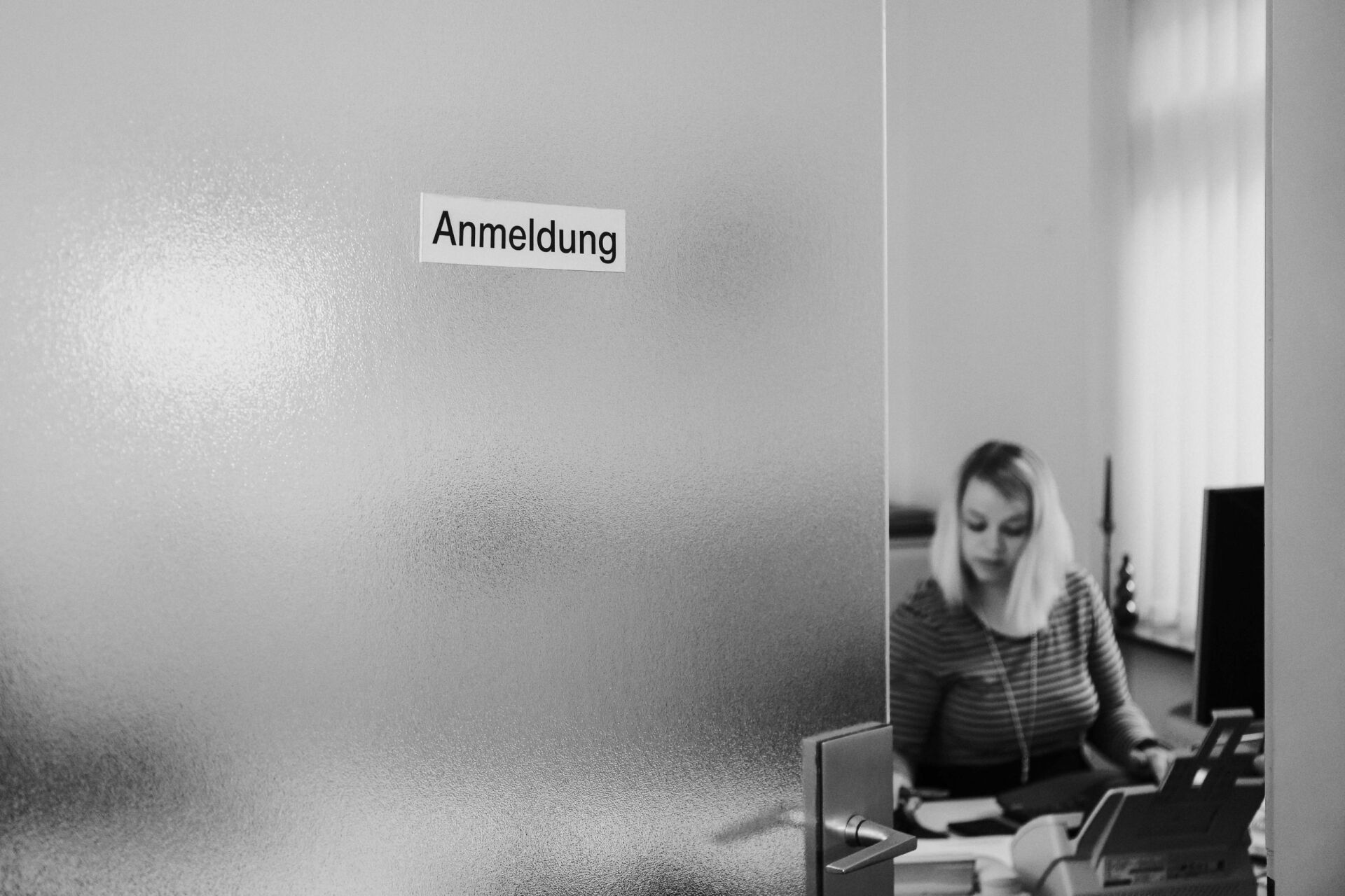 Anwältin bei der Arbeit im Büro