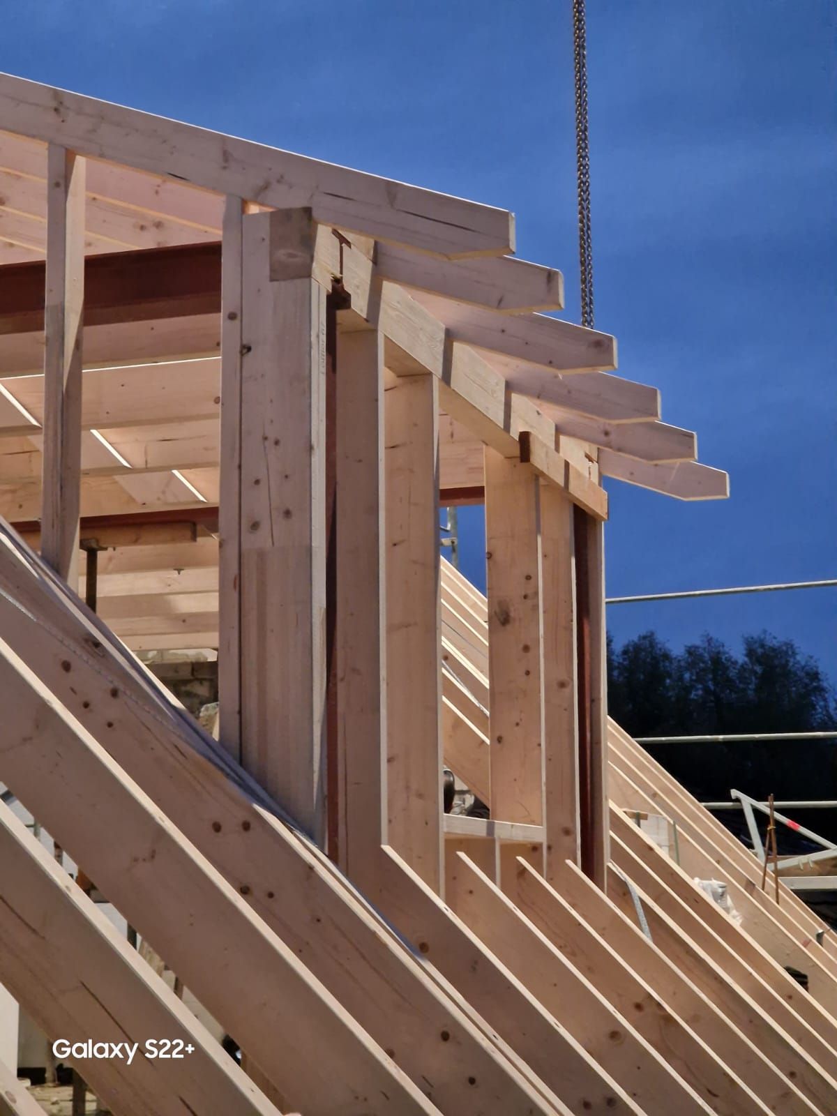 Mit einem Galaxy S22 wird ein Foto eines im Bau befindlichen Gebäudes aufgenommen