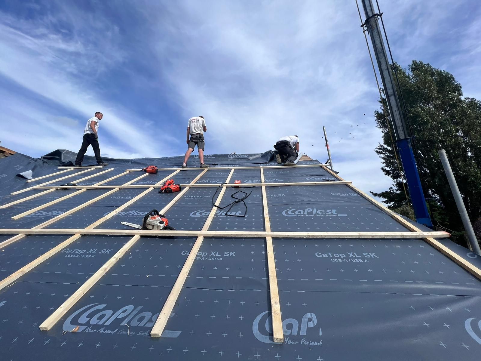 Eine Gruppe von Leuten arbeitet auf einem Dach.