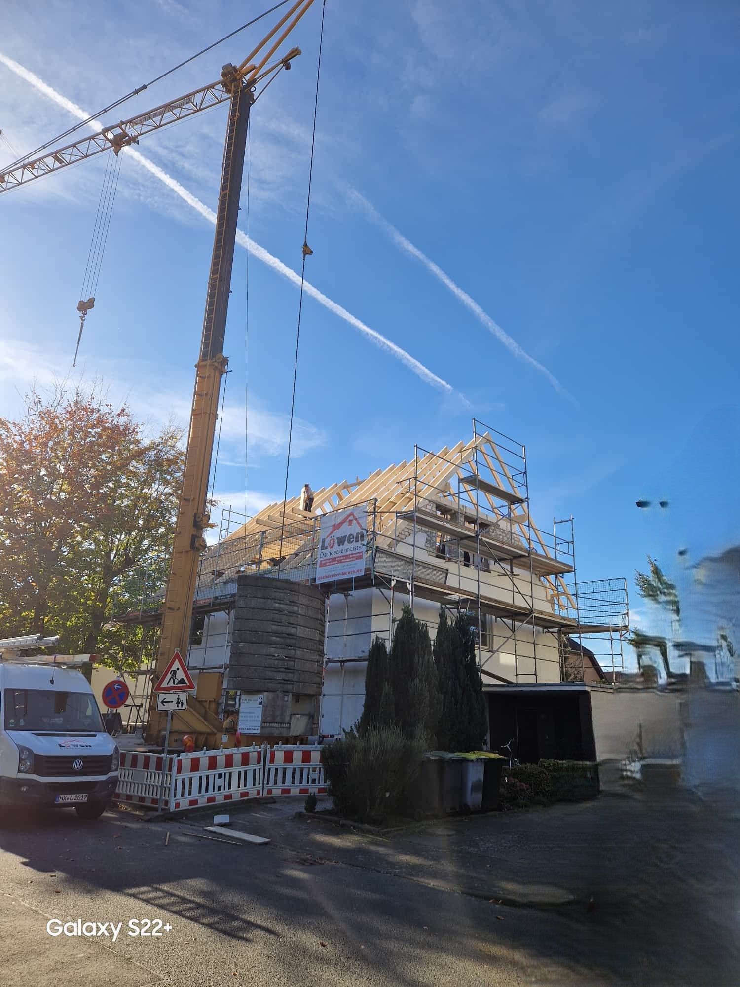 Zum Bau eines Gebäudes wird ein großer Kran verwendet.