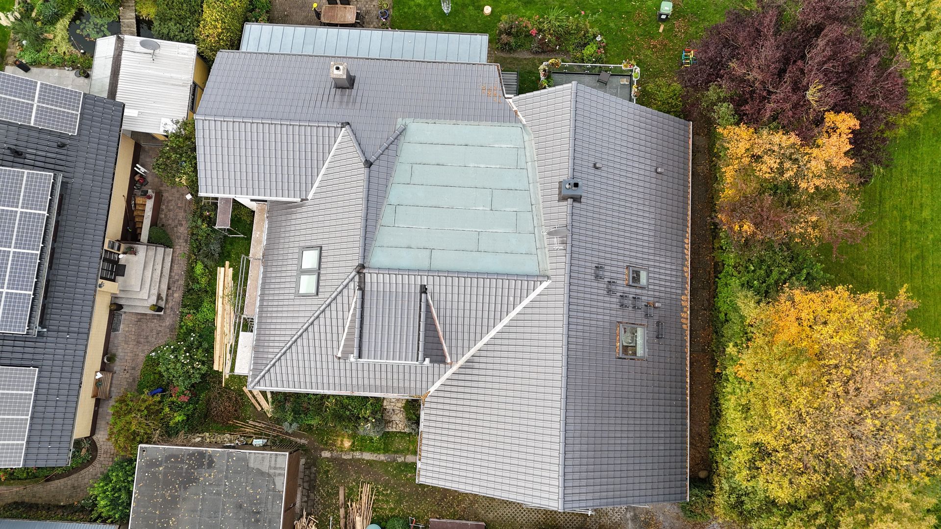 Eine Luftaufnahme eines großen Hauses, umgeben von Bäumen und Gras.