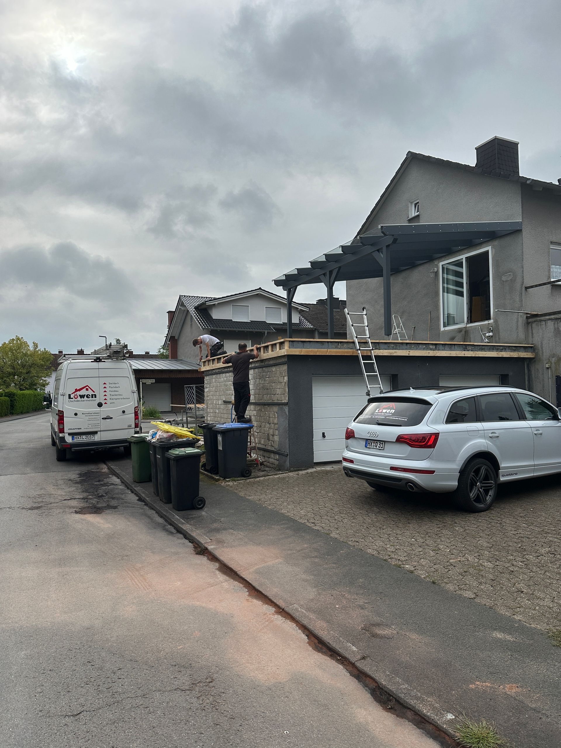 Vor einem Haus parkt ein weißes Auto.