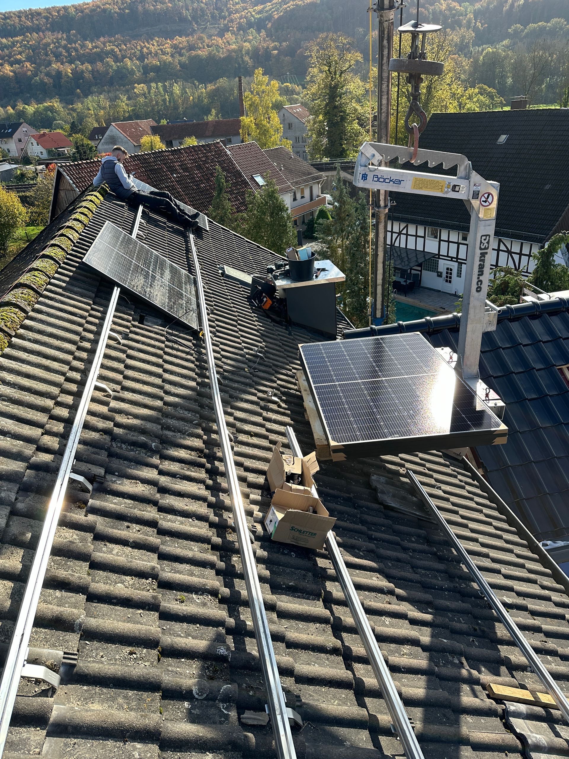 Ein Dach mit einer Reihe von Solarmodulen darauf