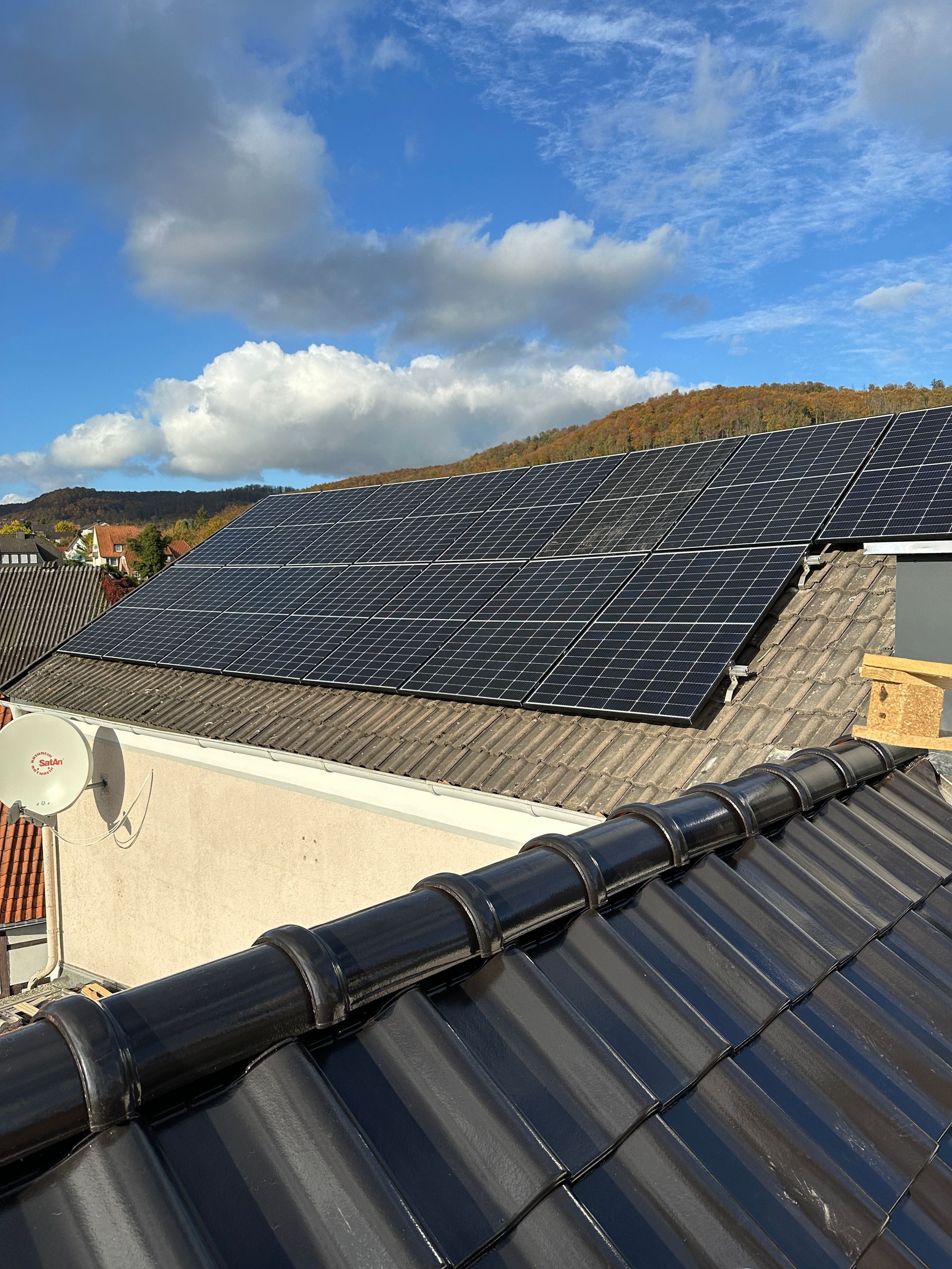 Ein Dach mit vielen Solarmodulen darauf