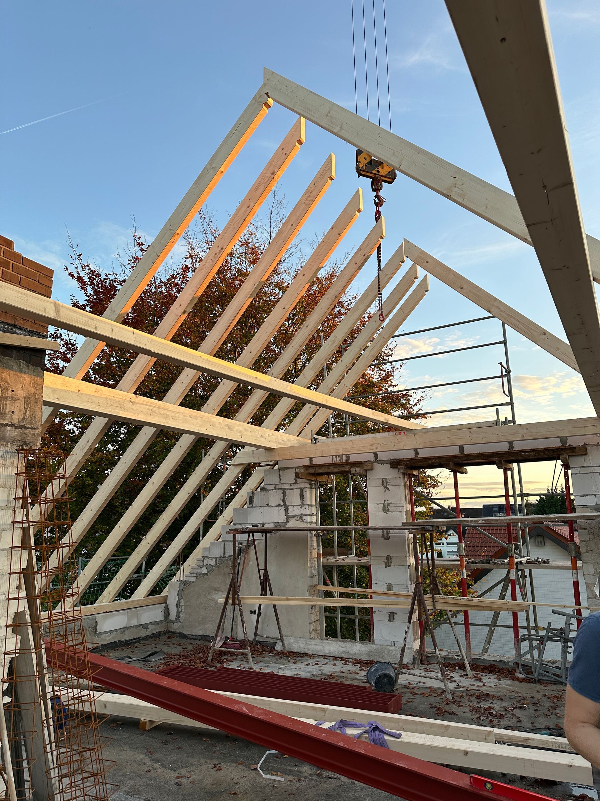 Ein Mann steht vor einem im Bau befindlichen Gebäude.