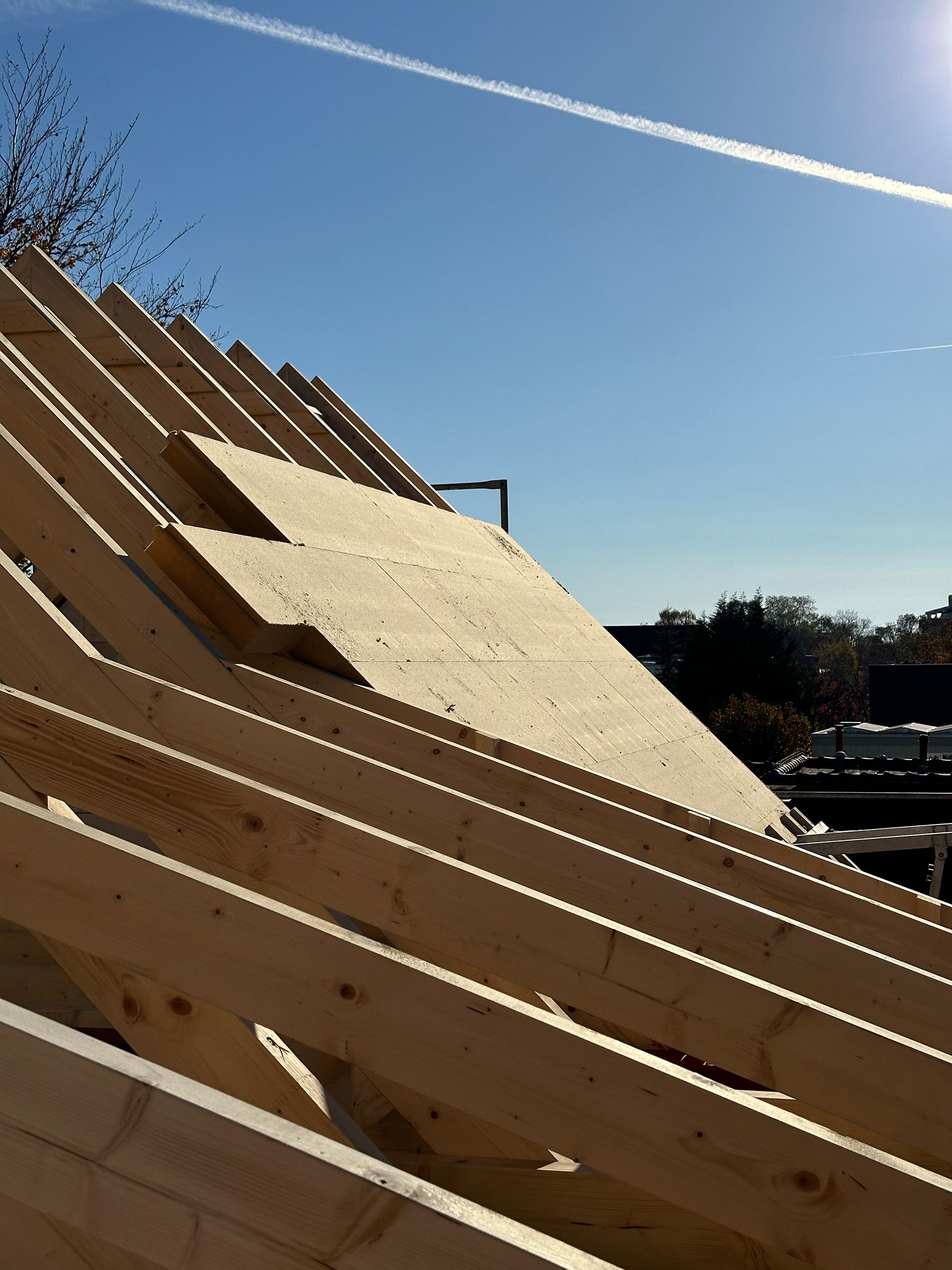 Ein Dach, das gebaut wird, mit einem blauen Himmel im Hintergrund