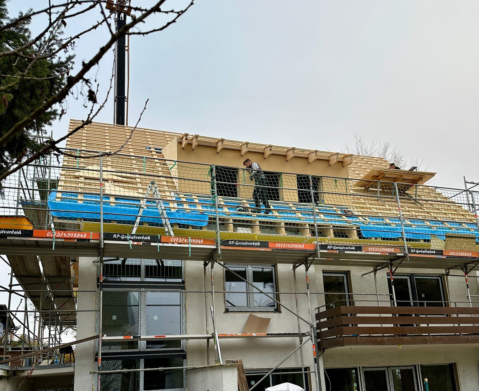 Ein im Bau befindliches Gebäude mit Gerüst darum herum