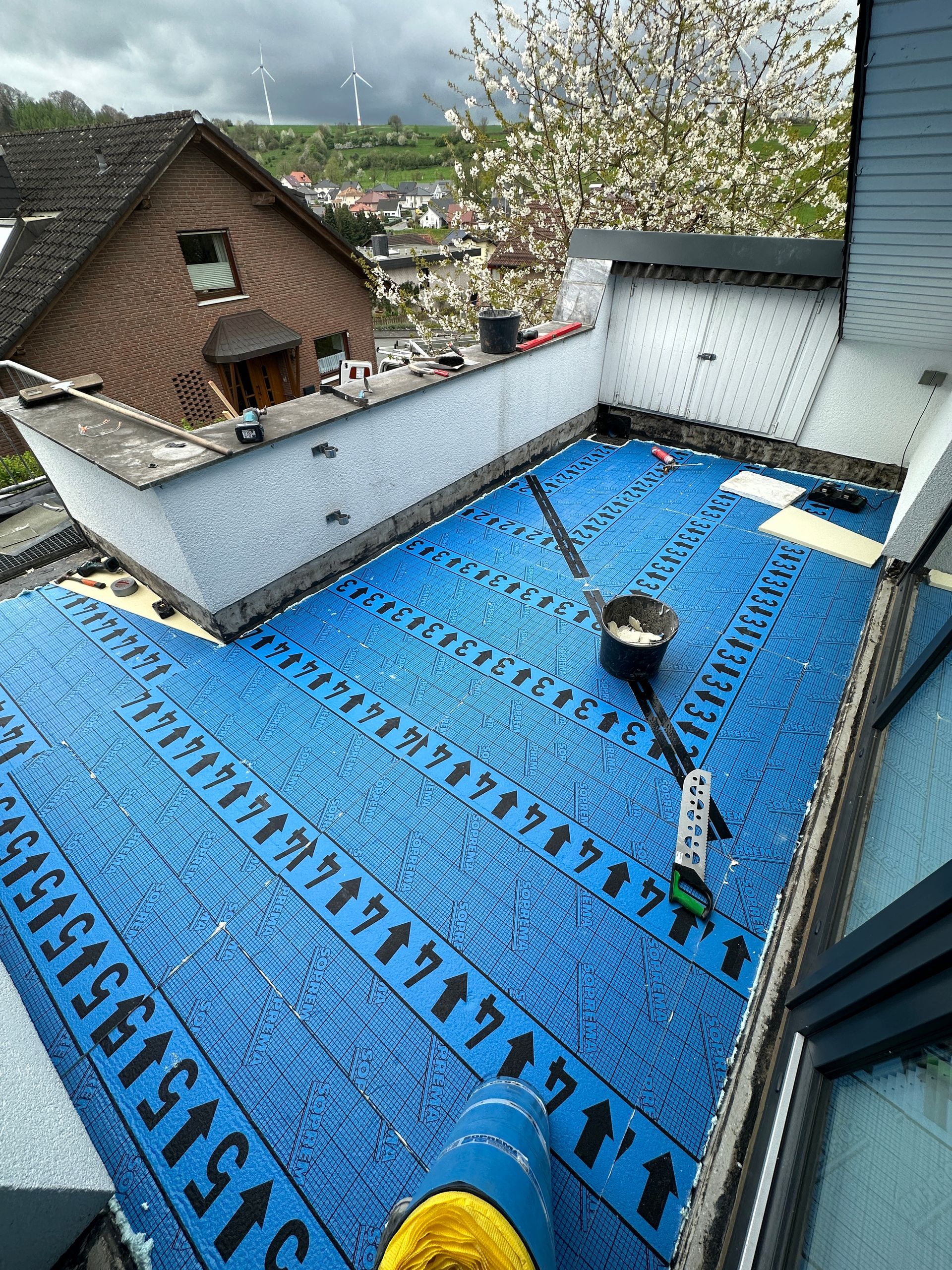 Eine blaue Plane bedeckt das Dach eines Gebäudes.