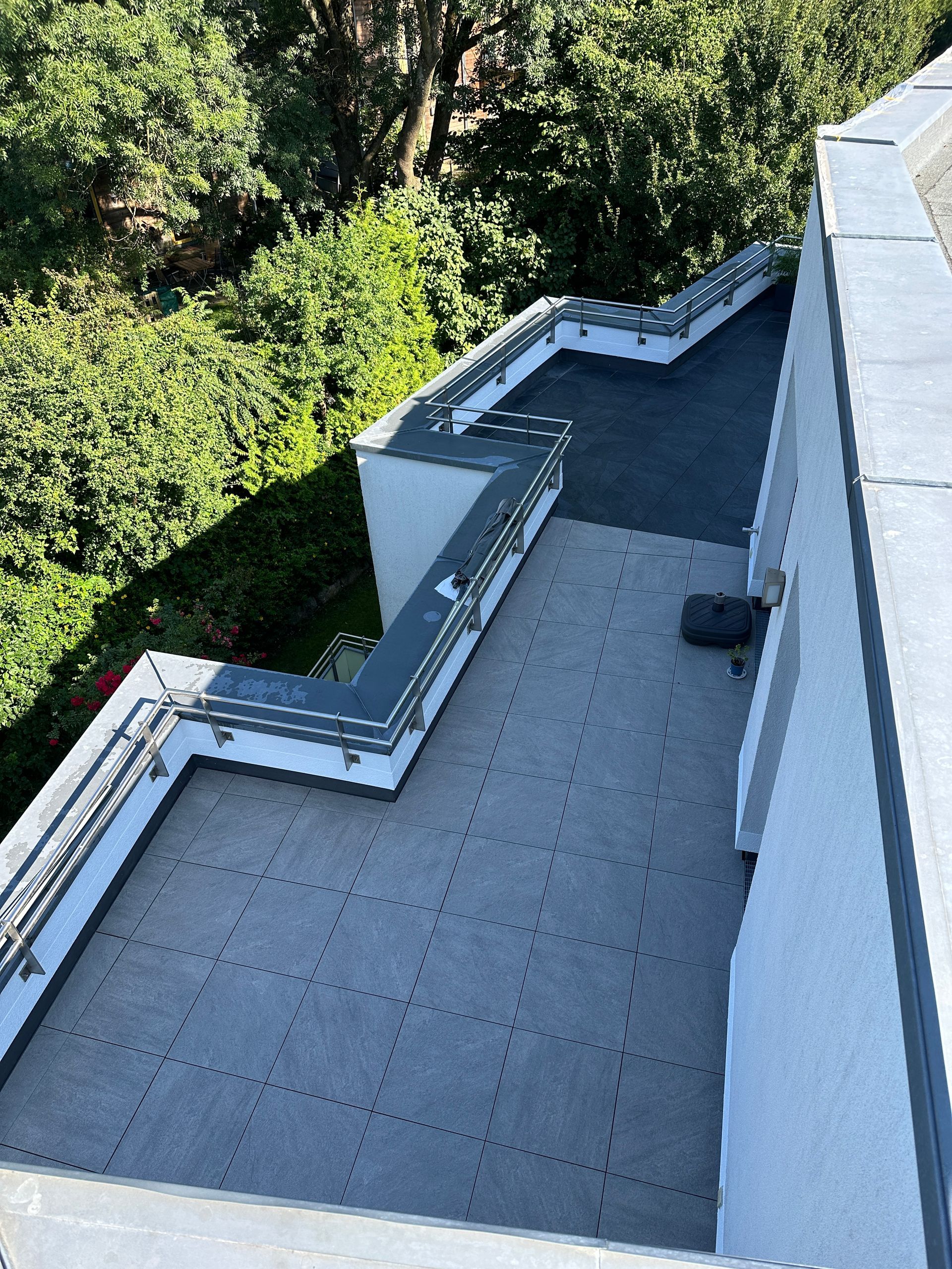 Eine Luftaufnahme eines Balkons mit Bäumen im Hintergrund