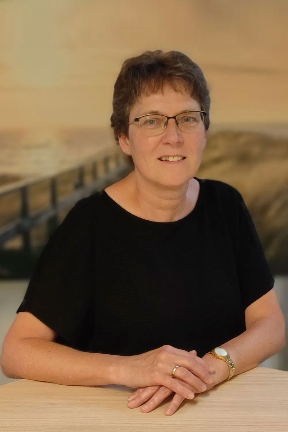 Ein schwarz-weißes Symbol einer Frau im Anzug ohne Gesicht.