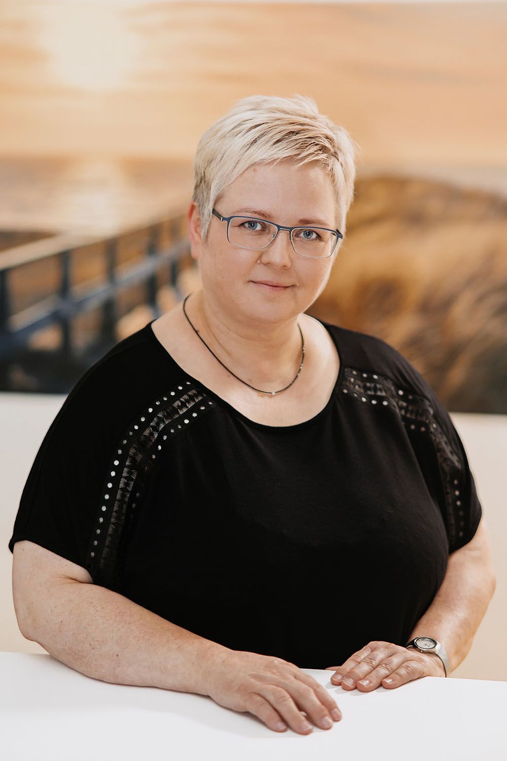 Eine Strichzeichnung des Gesichts eines Mannes mit kurzen Haaren.