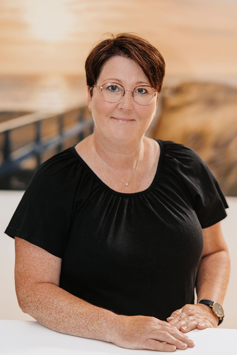 Ein schwarz-weißes Symbol einer Frau im Anzug ohne Gesicht.