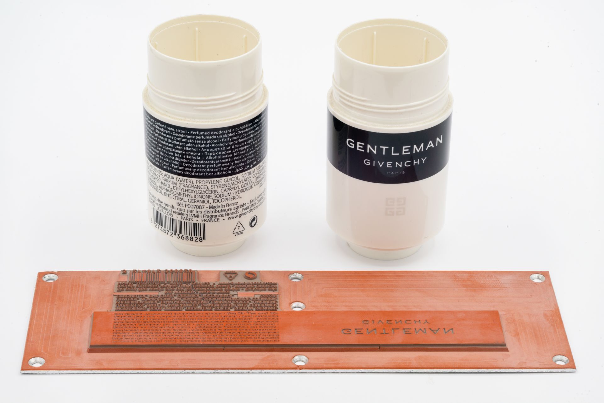 Plaque d'impression pour un transfert de texte sur des flacons de cosmétique