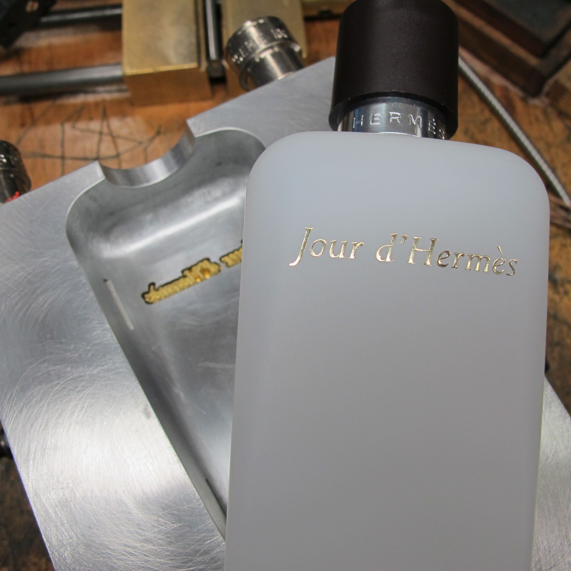 Plaque en métal pour transfert d'écriture doré sur une bouteille en verre