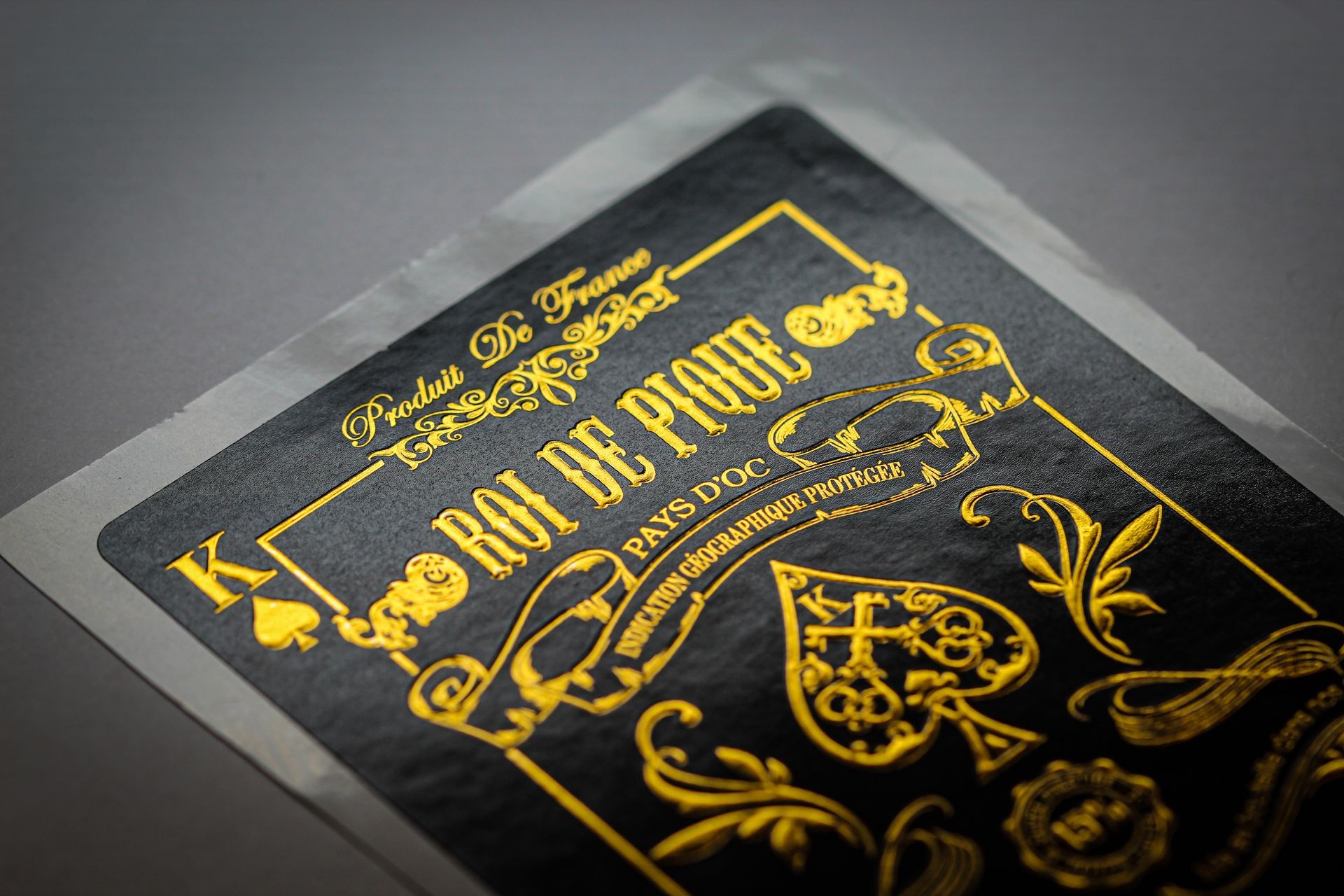 Affiche avec une impression dorée représentant une carte de roi de pique