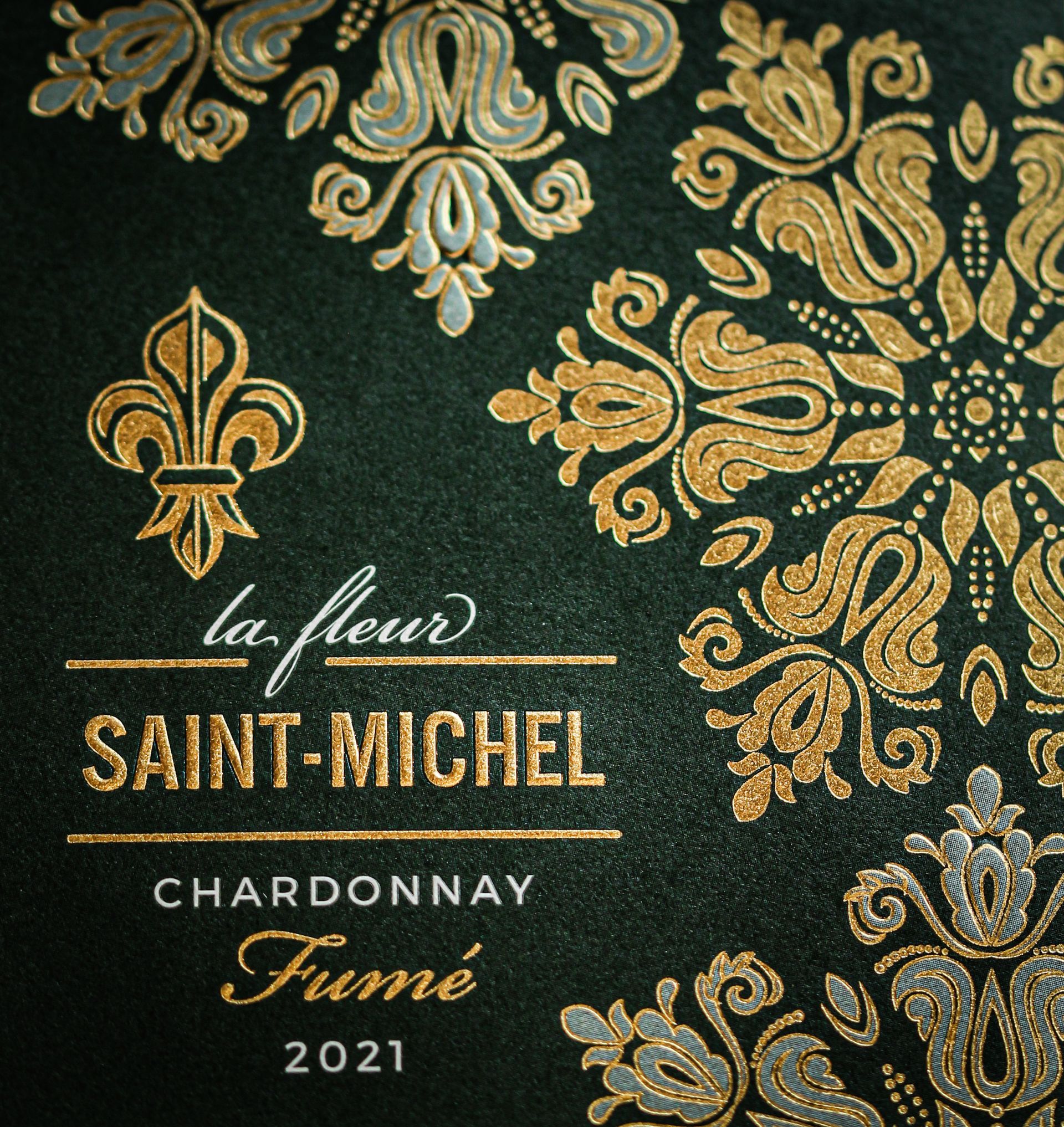 Papier avec un fond vert, des lys et une écriture dorée La Fleur Saint-Michel