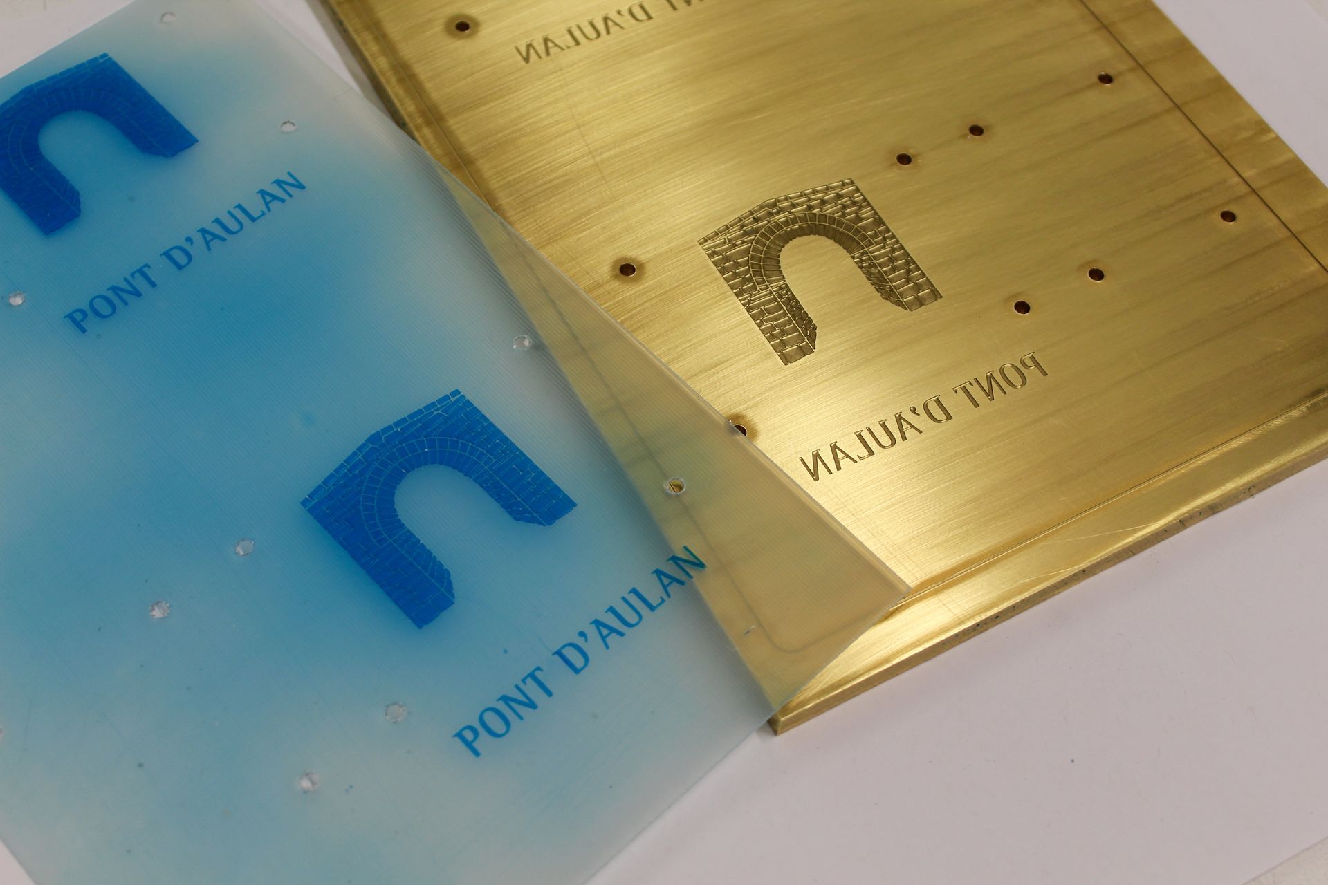 Plaque d'impression de motifs pour un transfert sur du plastique