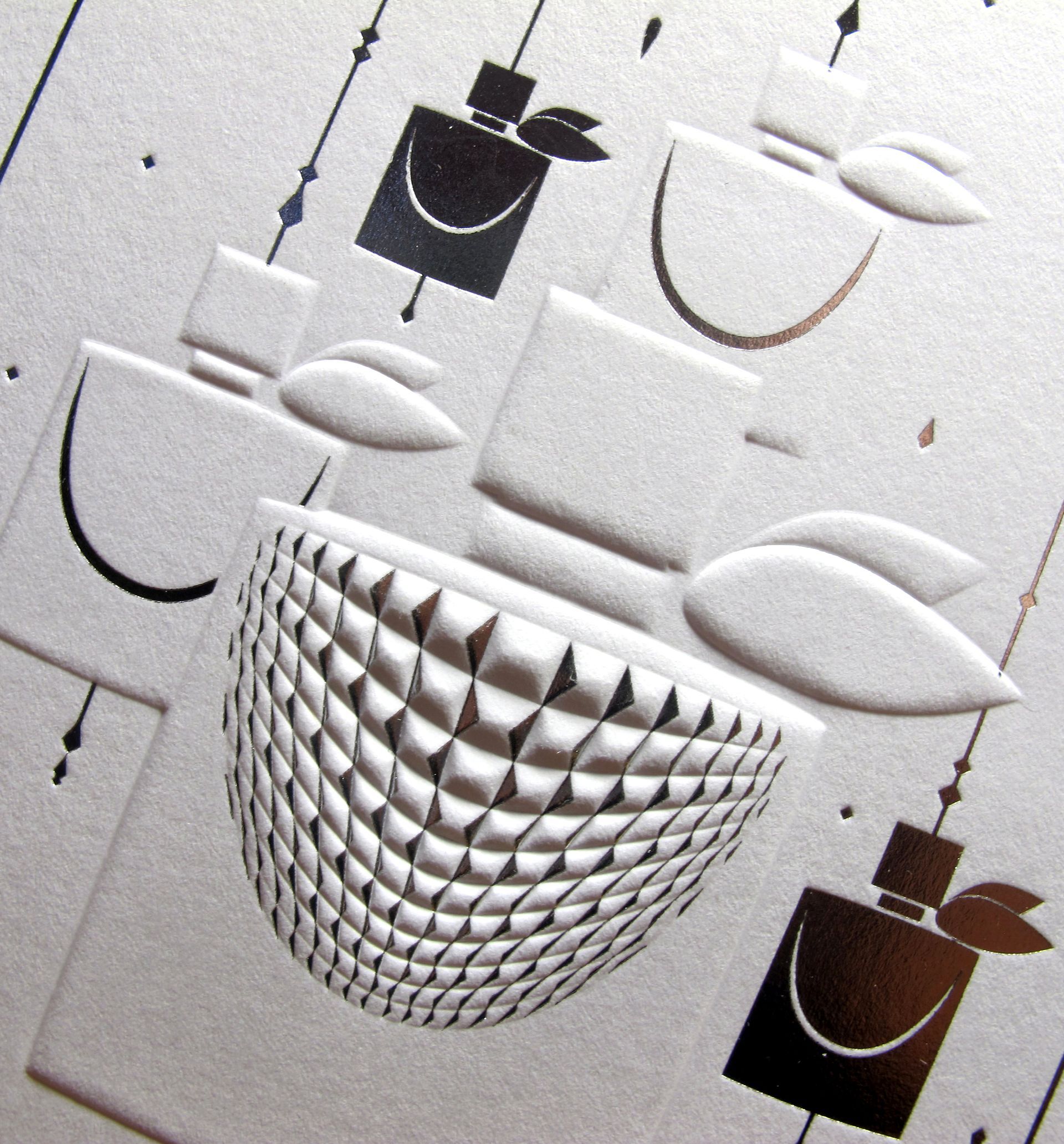 Dessin de flacons de parfum en relief sur du papier